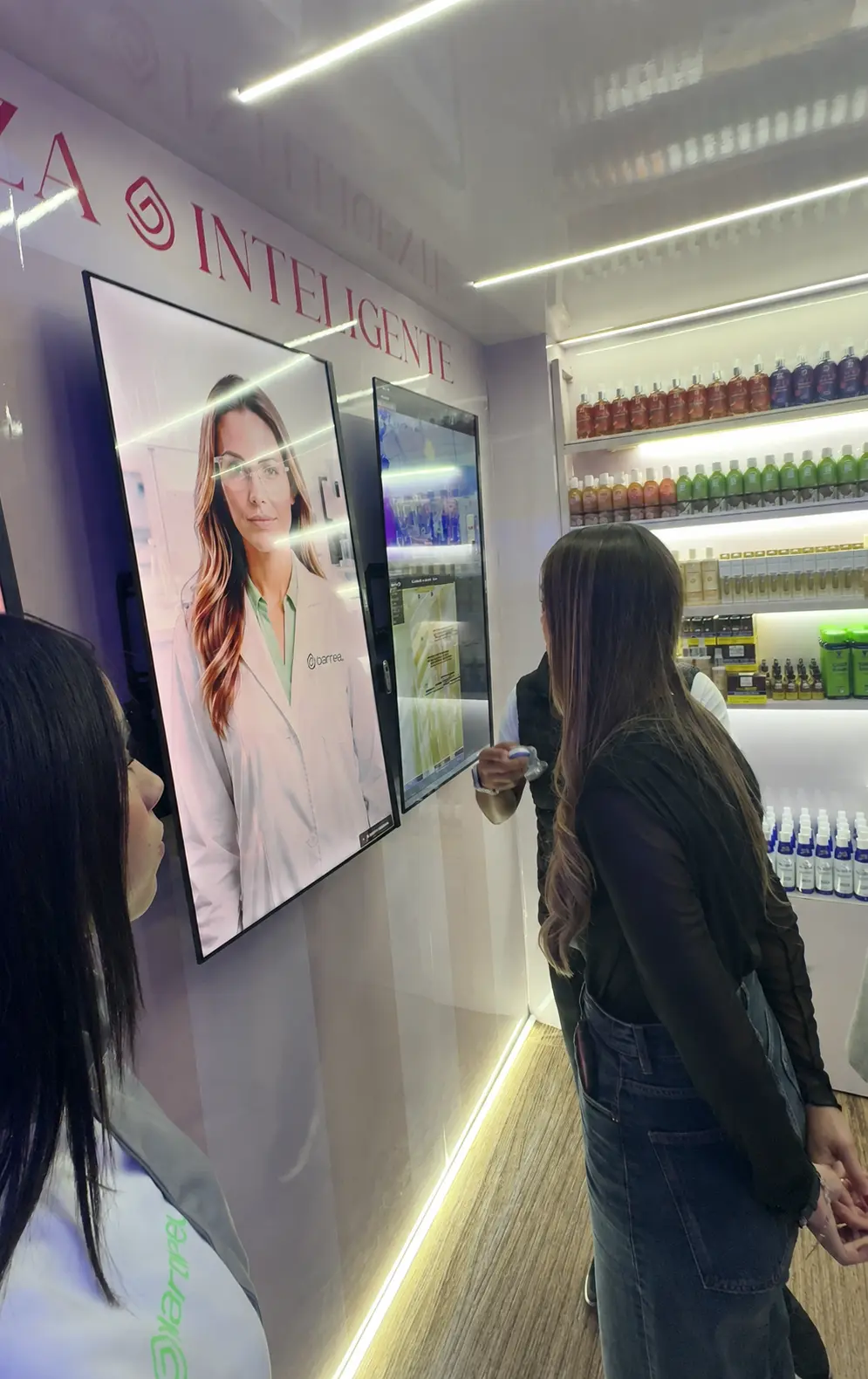 Personas interactuando con AMA en un espacio comercial